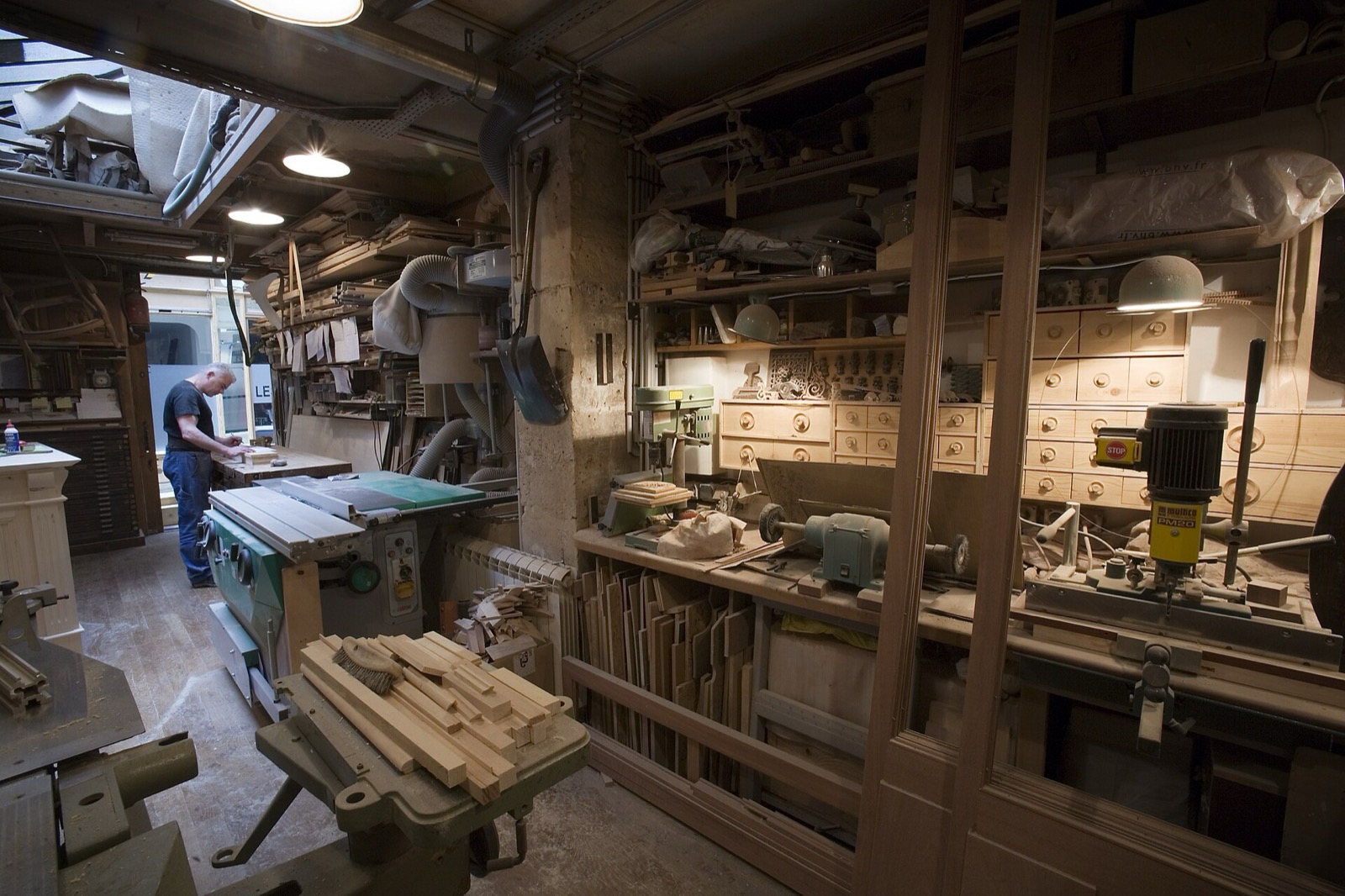 Atelier de menuiserie et établi de travail