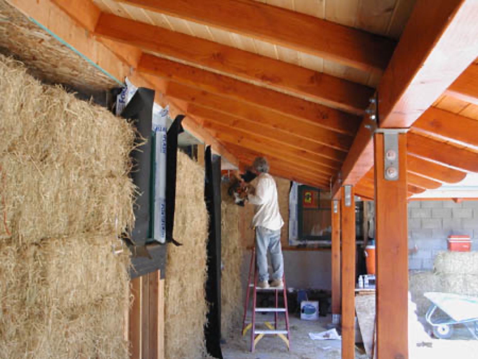 Mur de chantier isolé en bottes de paille