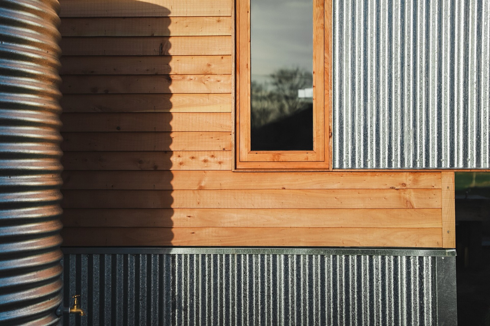 Façade en bois et matériaux naturels