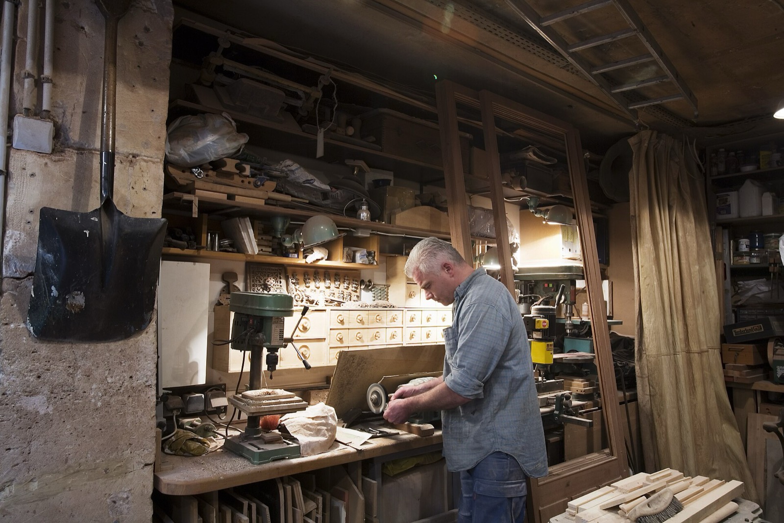 Geste précis d’un artisan dans un atelier de menuiserie