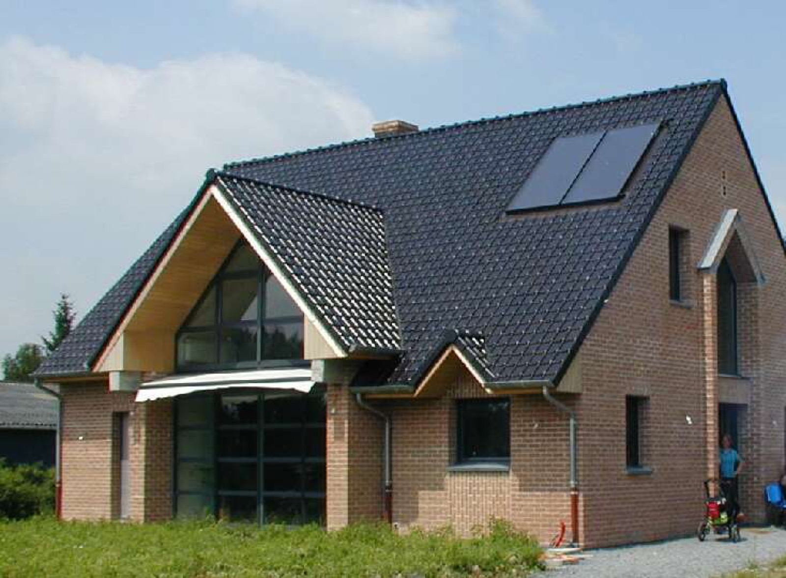 Maison écologique entourée de végétation