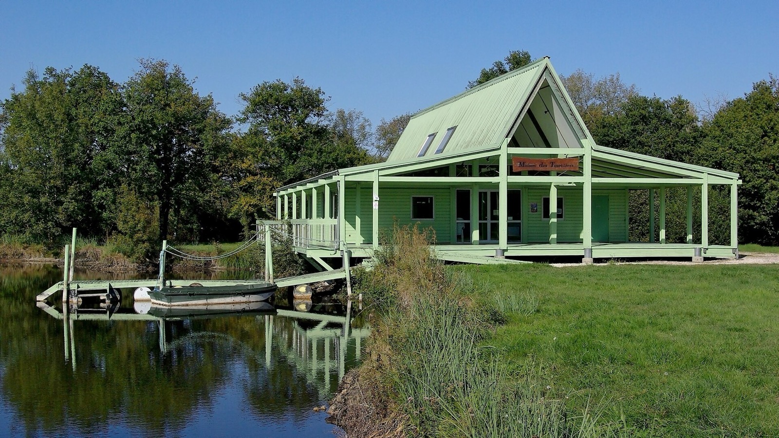 Maison rurale française dans un paysage végétal