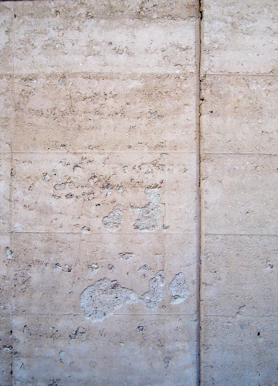 Texture stratifiée d’un mur en terre crue